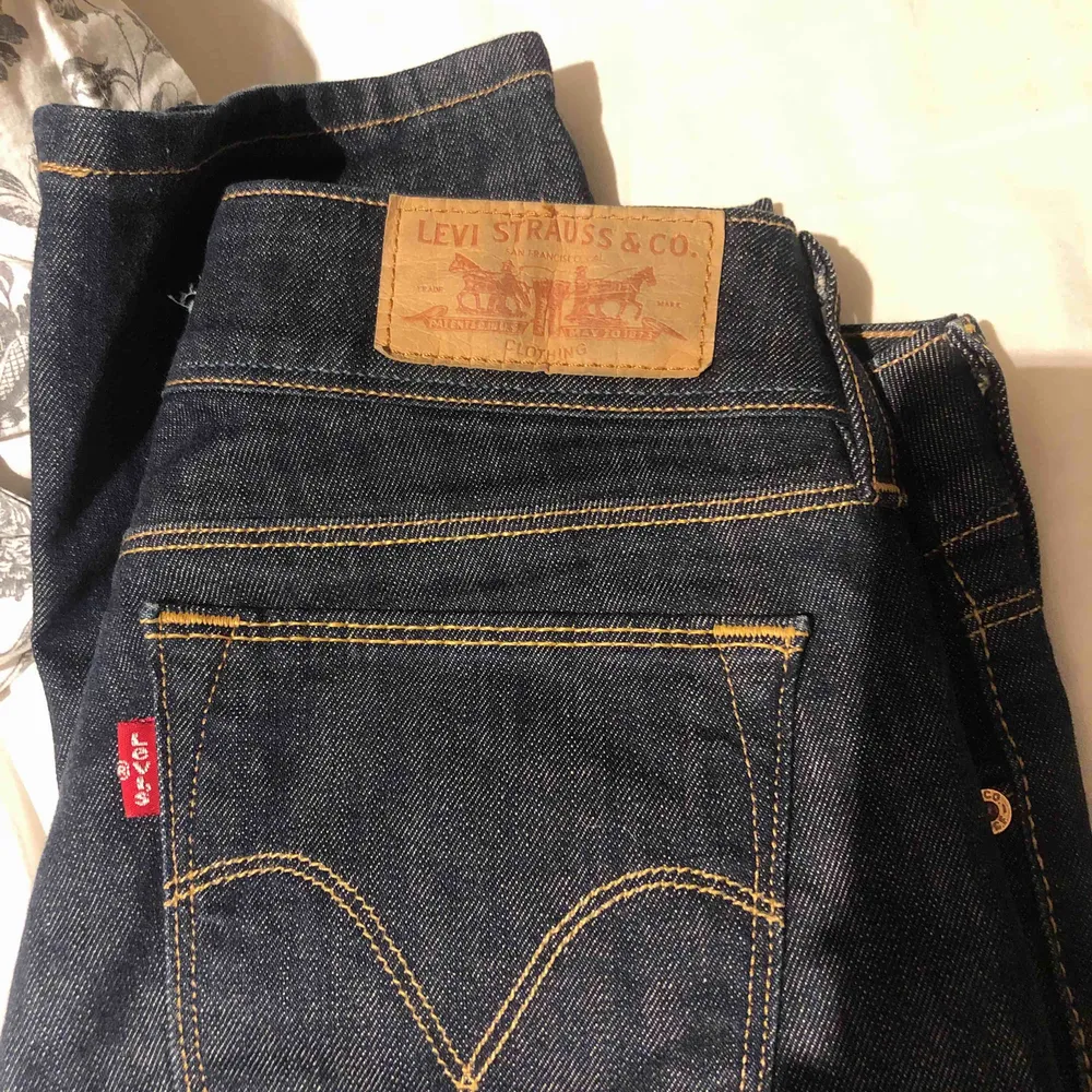 Ett par slim fit jeans från Levis. Använd antal gånger ja, men nu säljer jag dem för att jag har växt ur de och vill att de ska komma till användning;). Jeans & Byxor.