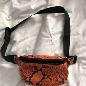  - Bumbag från Carlings med snakeprint i fint skick
