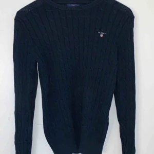  - Äkta Gant tröja i marinblå. Vid ena armen har tråden gått upp ytterst lite. 