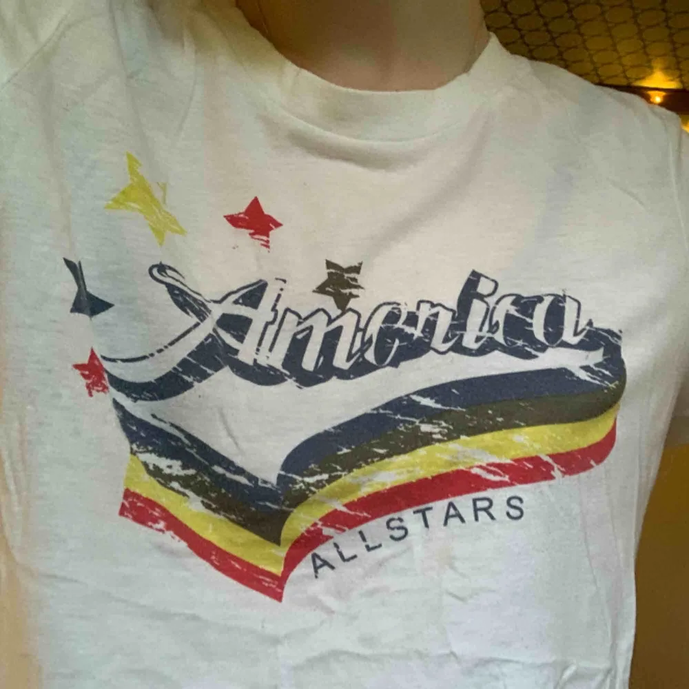 T-shirt från bikbok med lite vintagekänsla och texten ”American ALLSTARS”. Frakten är inte inräknad i priset. . Toppar.