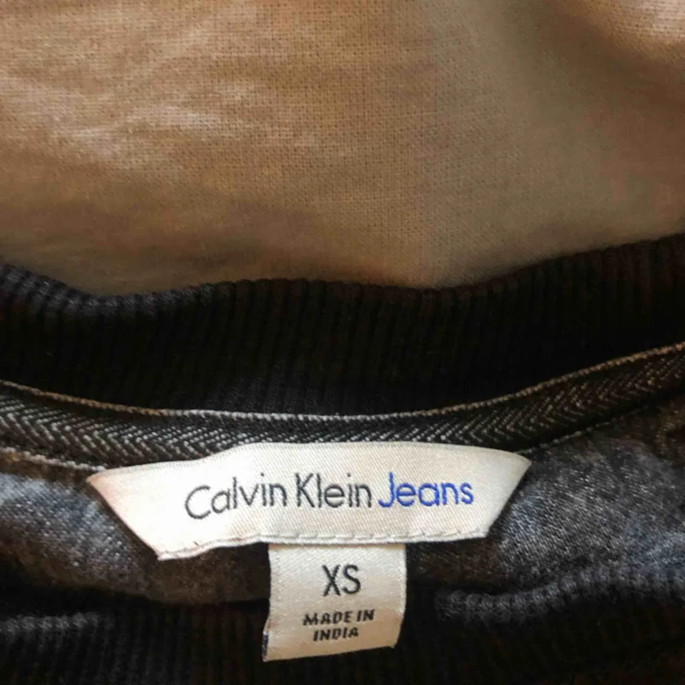 Svart Calvin Klein sweatshirt, fin kvalité och använd fåtal gånger, nypris 1200 kr. Köparen står för frakt. Hoodies.