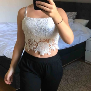  - Vit spets magtröja. Axelremmarna är justerbara och det är bara jag som klantade till det och gjorde så de blev snurrade. 