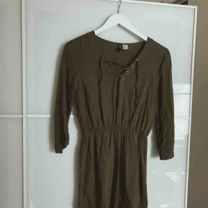  - Super skön mörkgrön klänning men snörning på bröstet men guld ringar