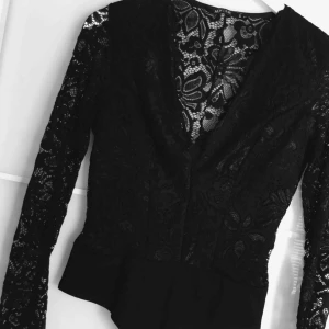  - Super fin body i spets material sparsamt använd 