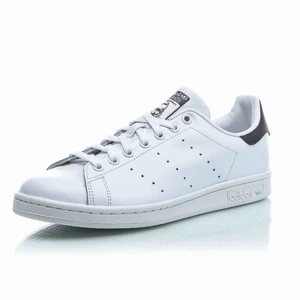  - Adidas Stan Smithskor med mörkblå detaljer. Fint slitna sneakers i storlek 38 och 2/3! Möter upp i Göteborg annars står köparen för frakt. 