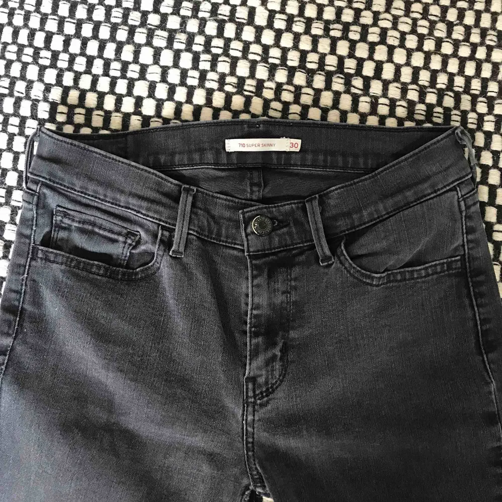 Snygga grå/svarta Levis jeans i modellen 710 super skinny! Något slitna vid knäna. Möter upp i Göteborg annars står köparen för frakt :). Jeans & Byxor.