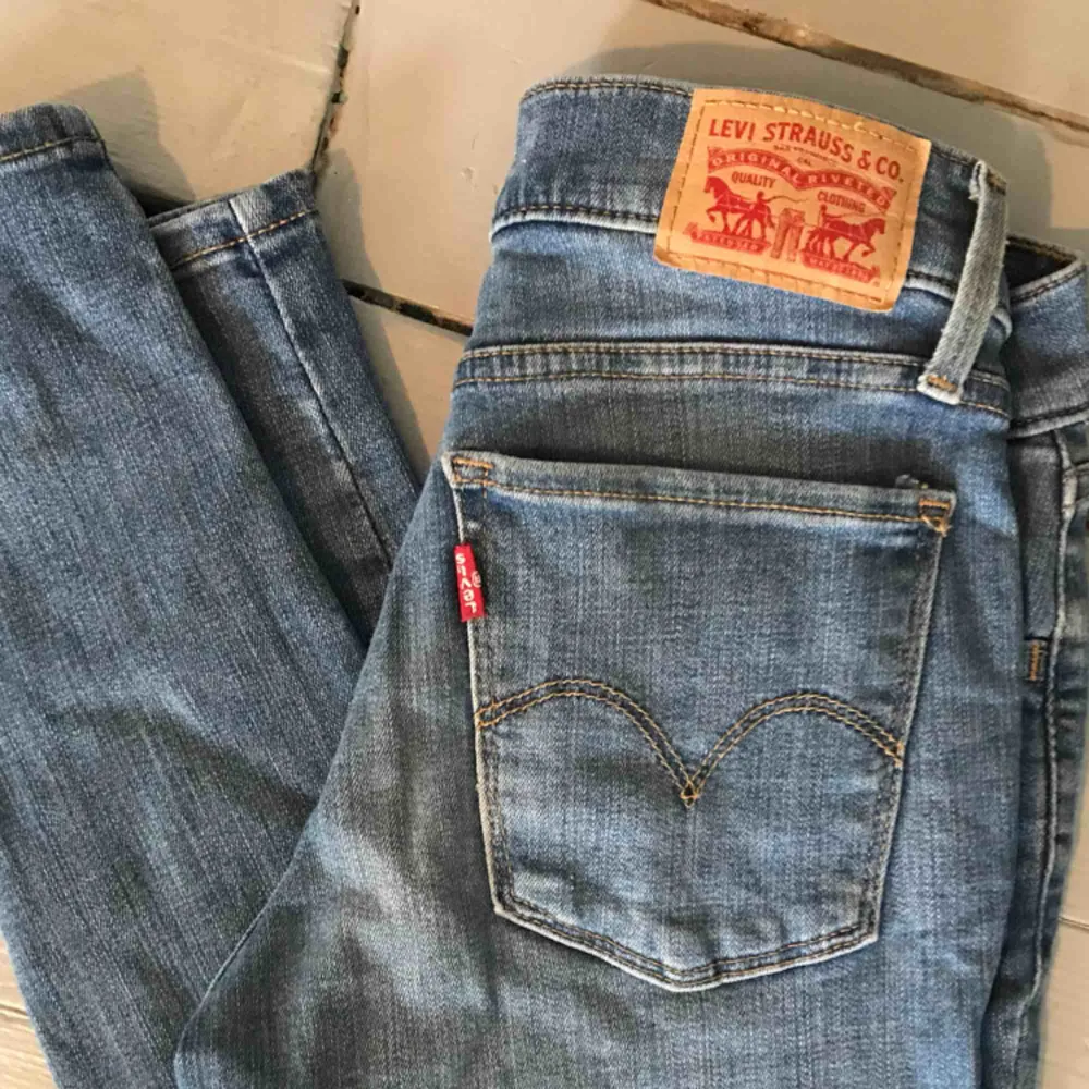 Levis jeans i Skinny modell , står 24/30 men dem passar även en 25-26 , jättefint skick!. Jeans & Byxor.