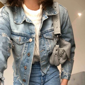  - Skitsnygg sliten jacka från forever 21! Köparen står för frakt eller så möts jag i Sthlm!