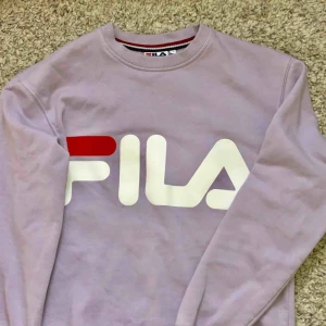  - Säljer denna söta tröjan från Fila! Möts upp i Sthlm eller så står köparen för frakt! 🌸