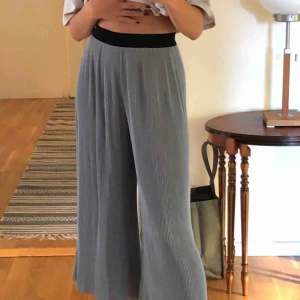  - Ett par jättesköna blåa veckade utsvängda byxor från Zara Använda en gång så väldigt fint skick 