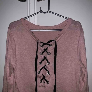  - OBS: första bilden är knytningen i ryggen. Frakt tillkommer<3