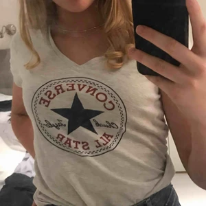  - Vit/beige t-shirt från converse. Säljer pga att jag inte avänder. Köparen står för frakt.