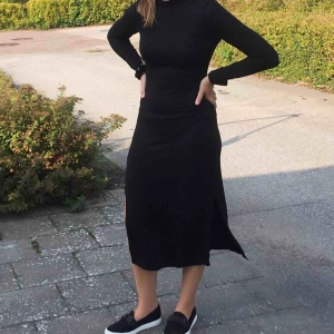  - Superfin svart klänning med slits vid benen, även en slits vid slutet av ärmarna! Endast använd 1 gång så är i nyskick!