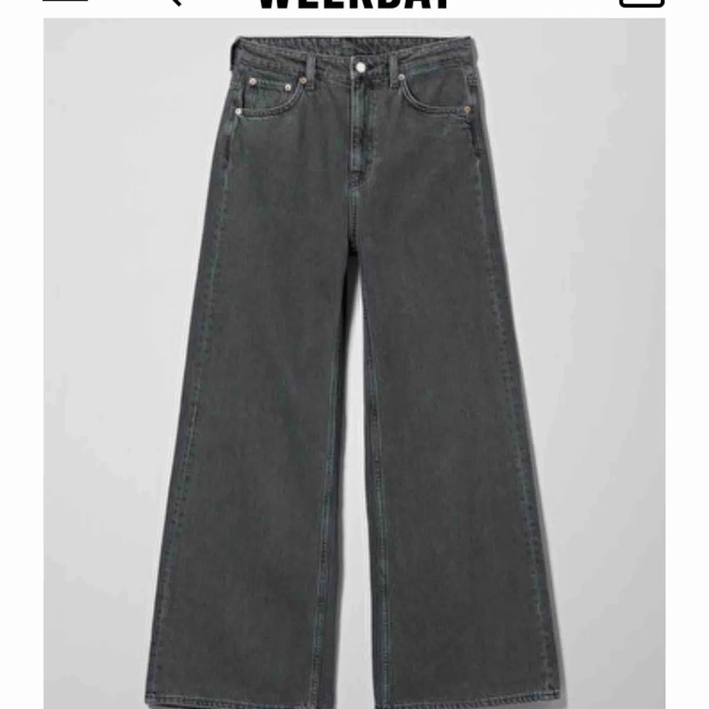 BUDA PÅ!   SKIIIT snygga grå/svarta jeans från Weekday! I modellen ACE!  Älskar dom men säljer dom för jag inte har fått någon användning av dom! Köpte för 500kr! Är helt som nya! Bara använda 1 gång. 400 ink frakt. Jeans & Byxor.