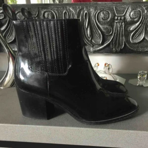  - Other Stories stövlar , i stl 37 men passar bättre till nån som har 36,5 och 36.