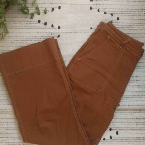  - Skitsnygga roströda raka jeans från Carin Wester! De har vita kontrastsömmar och är perfekta nu till höst. Så sjukt bekväma också. Slutsåld annars. Hojta för egna bilder ✔️ Säljer pga för stora :(  Frakt på 80kr tillkommer🥰❤️