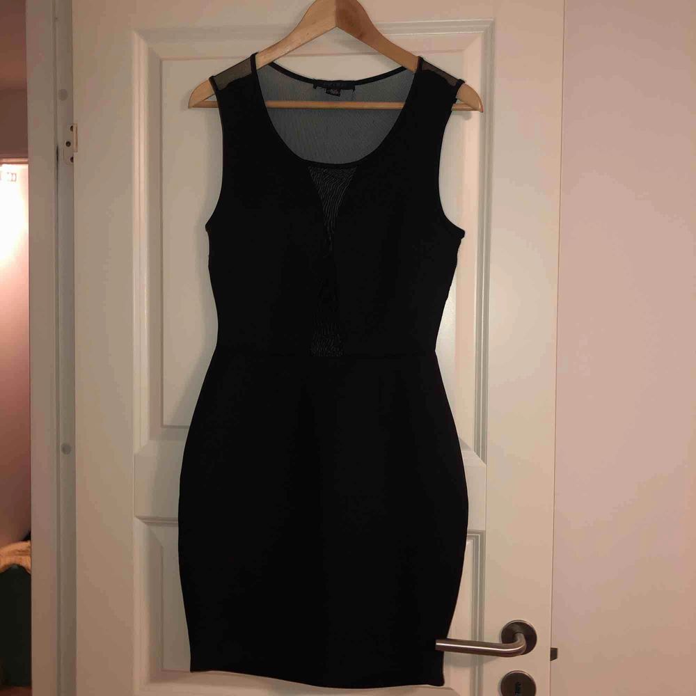 Snygg svart klänning perfekt till | Plick Second Hand