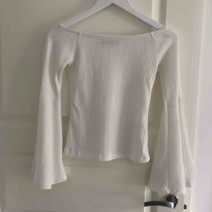  - Fin off shoulder tröja med utsvängda ärmar från BikBok som tyvärr blivit för liten. I fint skick :) Frakt betalas av köparen. 
