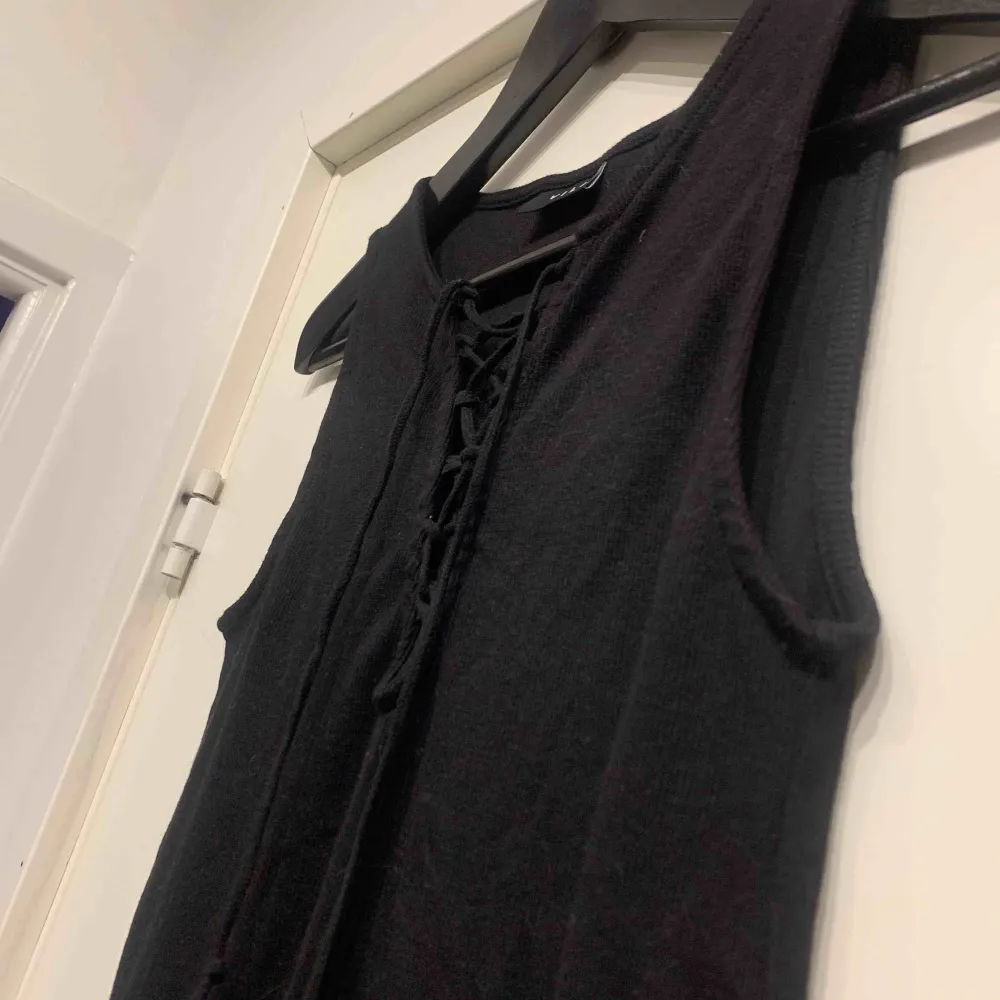 •svart klänning •knytbara band bröstkorg •oanvänd. Klänningar.
