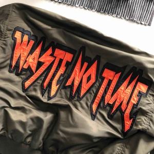  - Säljer denna SNYGGA bomberjacka ifrån bikbok. Aldrig använd och prislapp kvar. Be gärna om fler bilder. Funkar på en XS-M beroende på hur man vill att den ska sitta. Betalning via swish🦋 kan frakta om köparen betala frakt. 