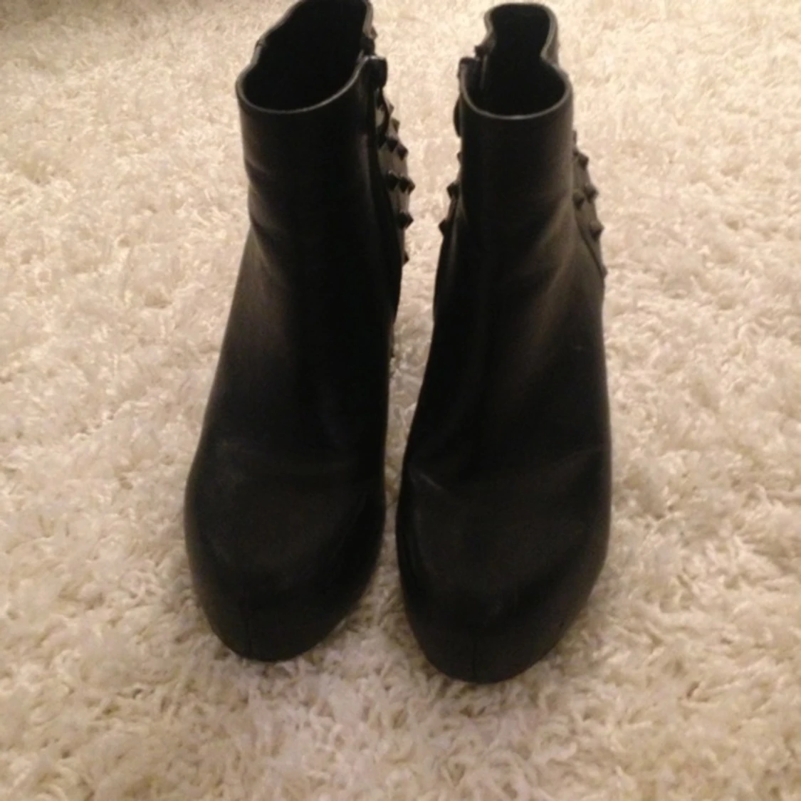 Snygga vardags klackar med nitar. Lite små skavanker men ändå i bra skick.  - 1415036181