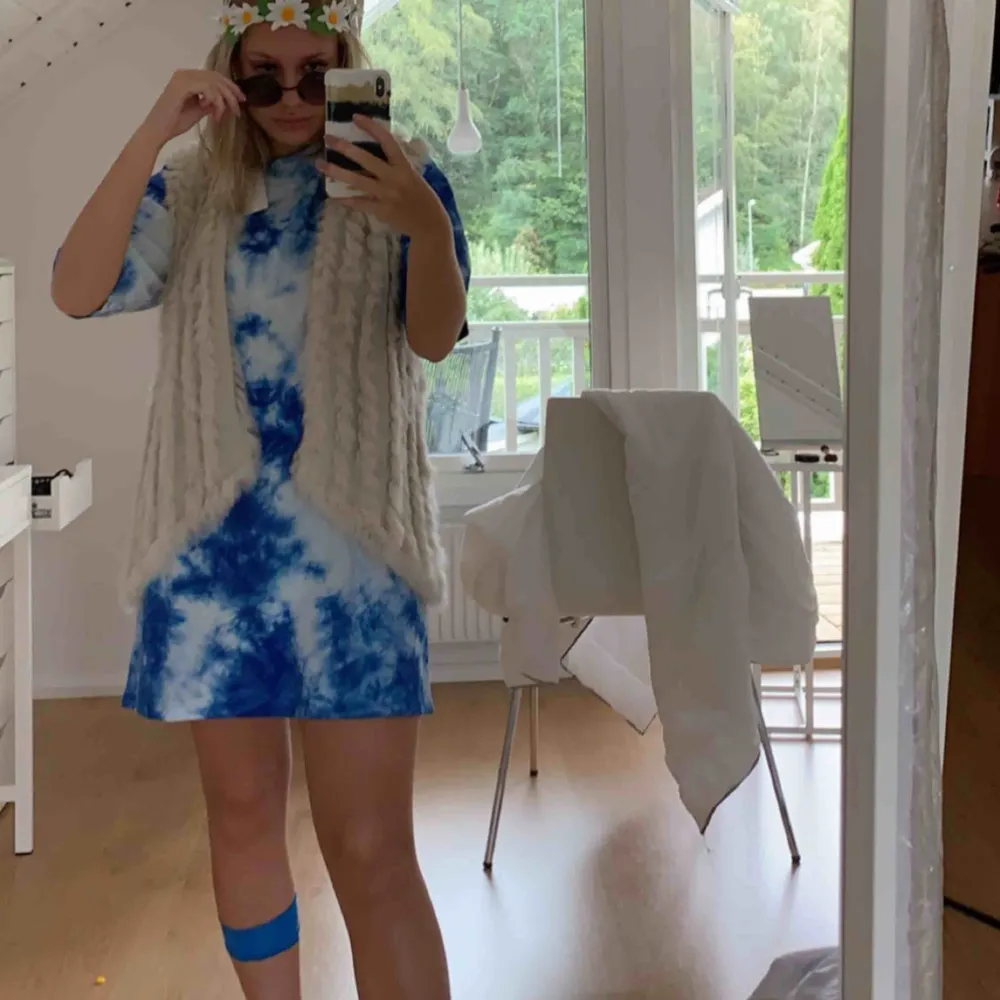 Säljer min tie-dye klänning från NAKD, använd 1 gång, köparen står för frakten💖💖. Klänningar.