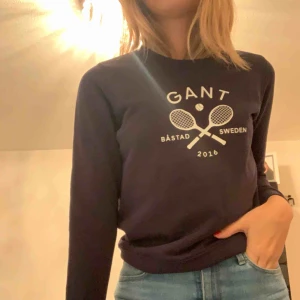  - En marinblå gant tjocktröja i väldigt bra skick👌🏼