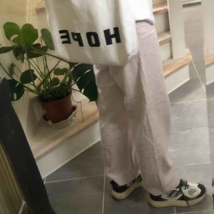  - Weekday Manchester byxor i lightpink. Storlek 46 vilket motsvarar ungefär M eller en större S. Straight fit☀️☀️ köparen står för frakt