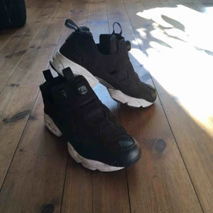  - Reebok insta pump. Svarta med vit sula. Använda sparsamt, i fint skick!