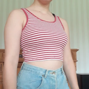  - Ribbat, croppat linne i vita och röda ränder. Bekväm och stretchigt material.👍😚