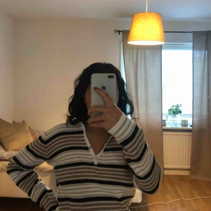  - Fin tröja från Kappahl som inte används längre, står 42-44 men jag bär S och den sitter ganska tajt på mig. Fortfarande i bra skick💫💫 frakt tillkommer