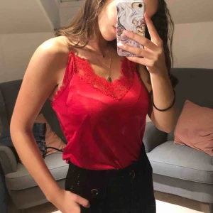  - Skitsnyggt rött linne med spets! Funkar till alla sorters byxor och är supersnyggt att ha på fest. Kan mötas upp i Lund men annars betalar du för frakten. (nypris 299kr)