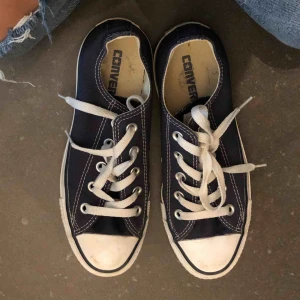 - Ett par blåa höga converse i storlek 36,5 för 75kr plus frakt