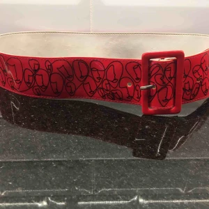  - Ballt bälte med oneline-art! Prutbar, frakt tillkommer på 20 kr🌸