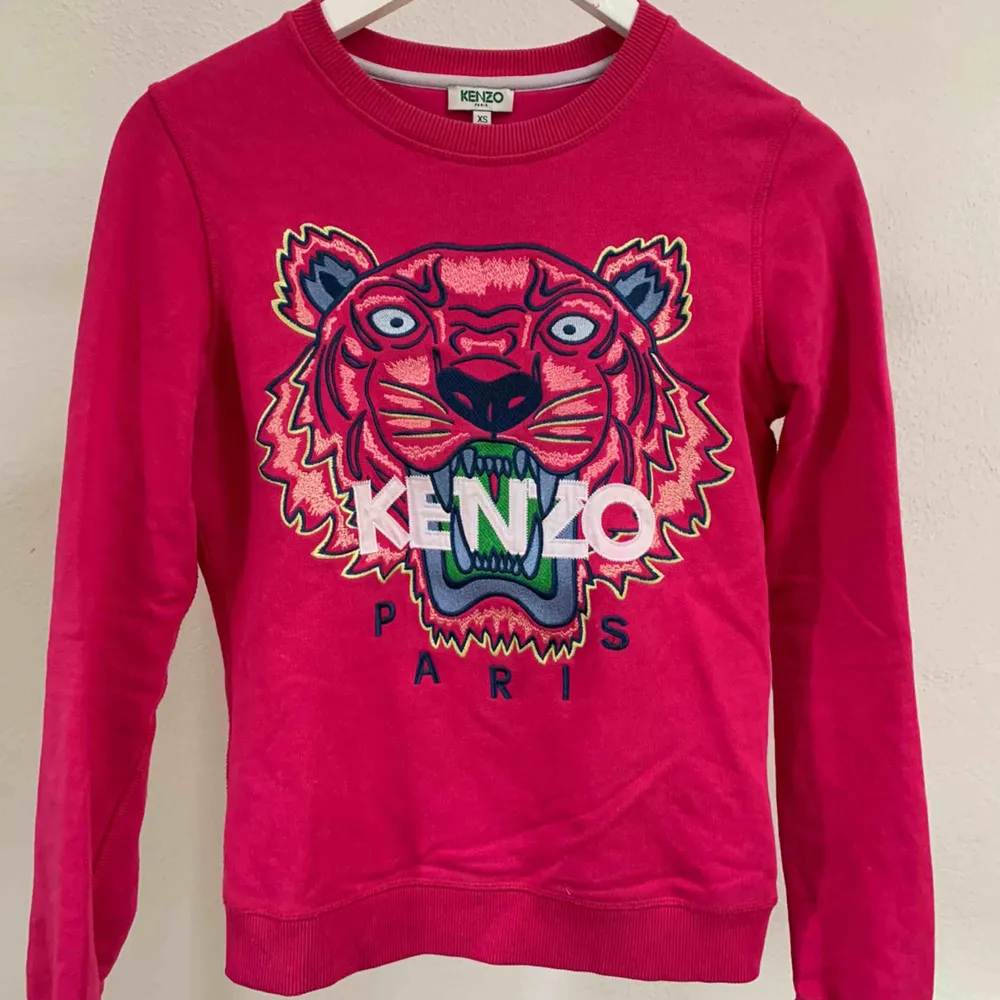 Kenzo tröja / sweatshirt i storlek XS.  Fint skick!   Finns i centrala Göteborg, annars står köparen för frakt.  !pris går ej att diskuteras!. Tröjor & Koftor.