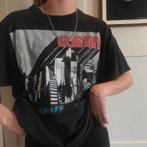  - REM tröja, svin ball! Har används glatt men inte lika mycket på senaste. Fint skick.  Frakt ingår i priset 