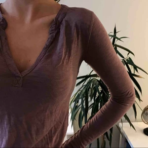  - Skitsnygg lila/röd tröja från Abercrombie & Fitch!! Skitskön kvalitet och jättesnygg att ha till hösten. Säljer tyvärr eftersom den blivit för liten. Har även ett liten älg i vitt (deras logga) på kanten av tröjan. Du står för frakten!