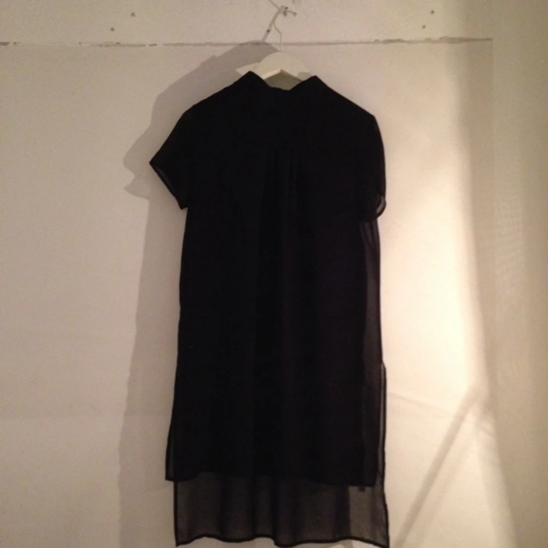 Transparent klänning/tröja från H&M Trend. Översta knappen fin o glittrig!
Knappt använd.  - 1417778291