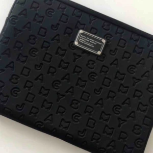  - Fin Marc Jacob fodral till datorn och övrigt! Nyskick, använt några ggr! Nypris runt 2100kr. Pris kan diskuteras! 👍🏻