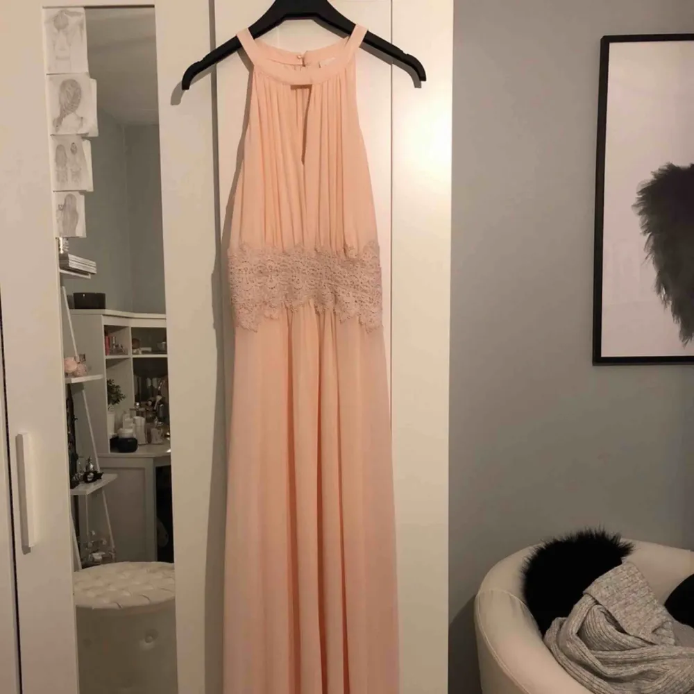 Superfin balklänning i ljusrosa/persikofärg med spetsdetaljer. Perfekt till balen 2020. Endast använd 1 gång! Nypris: 549 kr. Klänningar.