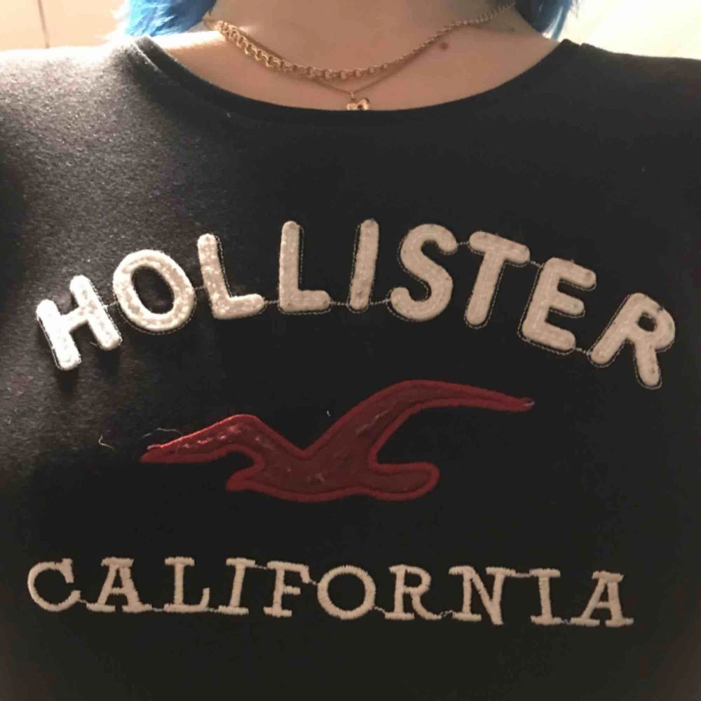 Svart Hollister tröja i storlek S. Sälj pågrund av att jag knappt har använt den. Väldigt fink skick.   Tar emot swish 📦. T-shirts.