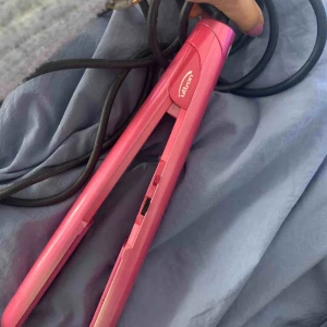  - Säljer denna (btw så fina) och bra platttång som jag blev rekommenderad av en frisör på Rapunzel of sweden. Den är i speciell ” Gloss edition” som ska göra håret utöver det vanliga glansigt! Dock aldrig riktigt kommit till användning, därav precis som ny.