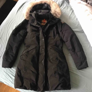  - Säljer min varma Parajumperjacka som köptes förra året och som endast är använd ett fåtal gånger. Jackan är som ny. Säljes pga för stor i storleken. Åkta! 