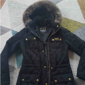  - Säljer denna snygga höst/vinter jackan för den har blivit för liten för mig. Den passar xs/s. Köparen står för frakten 📦  DM:a mig om ni vill ha fler bilder 🧥 ordinarie pris 2 999kr