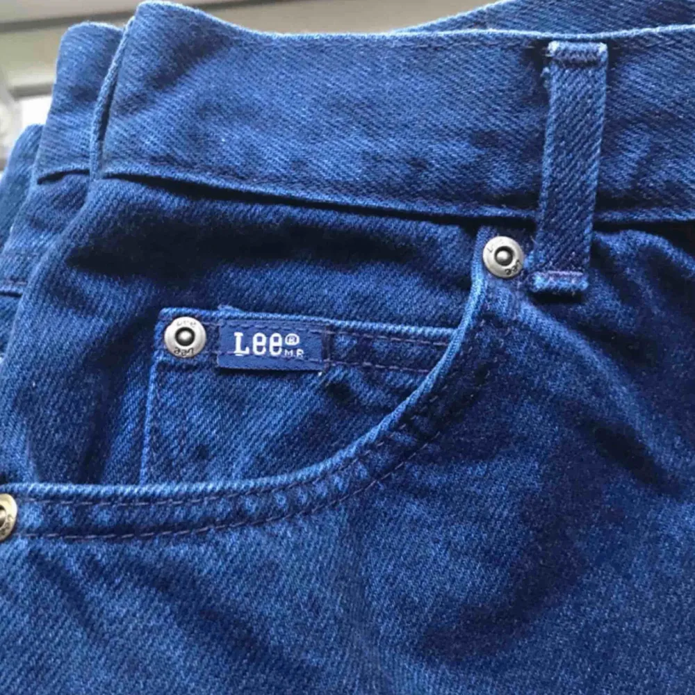 Jättefina högmidjade mörkblåa lee jeans. Ca 34 i midjan.🌸 köpte dem nydligen på plick men de var tyvärr för stora på mig🌸 frakt inkommer. (Bilderna är från tidigare säljare förutom mellersta bilden). Jeans & Byxor.