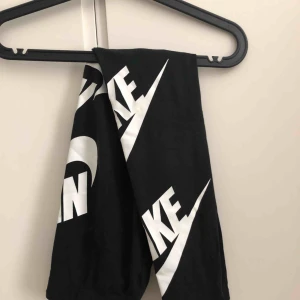  - Knappt använda tights från Nike storlek S.