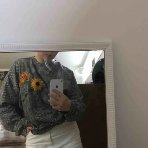  - denna tjocktröjan är ett måste nu när hösten är här. så himla mysig!! i mycket gott skick, passar XS-M beroende på hur en vill att den ska sitta (den är oversize)