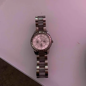  - Som ny guess damur.