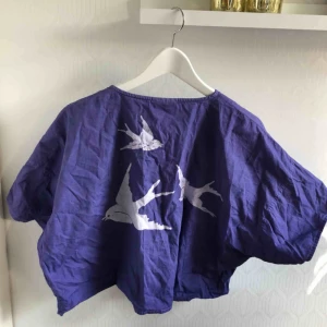  - Superfin kort blus, färgad och målad för hand. Köpt second hand.  (Behöver strykas) 