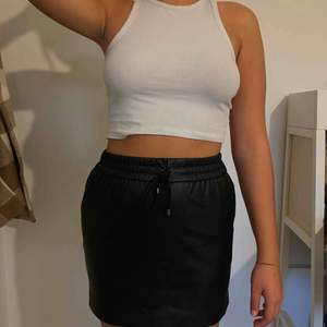 Svart kjol från Topshop i storlek M, använd enstaka gånger